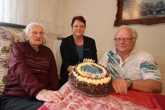 Wie ein Zwickauer 100 Jahre wird und immer noch allein in der eigenen Wohnung lebt - Herbert Stemmle (l.) hat am Montag gemeinsam mit Enkelin Nadine und Sohn Hans-Joachim seinen 100. Geburtstag gefeiert.