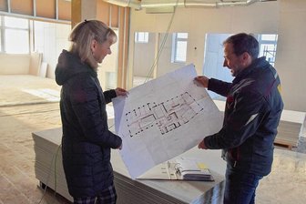Wie eine alte Textilfabrik in Limbach-Oberfrohna zum modernen Schulzentrum wird - Blick in die Innenräume einer ehemaligen Textilfabrik in Limbach-Oberfrohna. Dort entsteht beim aktuellen Umbau eine Schule. Den Baufortschrittüberwachen dabei auch die Bauherren und Besitzer des Objektes, Silke und Rico Wrzal.
