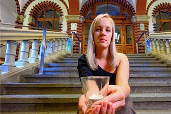Wie eine Annabergerin ein Busunglück erlebte: Die Tragödie eines Jahrgangs - Helene Schröer möchte nicht, dass die Erinnerungen an die Tragödie vom 30. Oktober 2015 verdrängt werden.