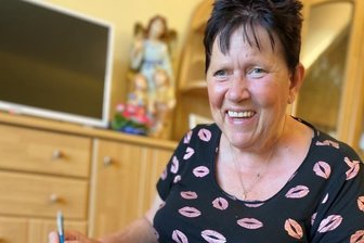 Wie eine App nach Schlaganfall helfen soll - Nach einem Schlaganfall hat sich Bärbel Horn zurück ins Leben gekämpft. Mit der Therapie-App der Plauener Studienakademie hat sie fleißig geübt.