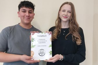 Wie eine Auerbacher Schule in Berlin mit einem Kochbuch überzeugt - Eneas Börner und Laura Hajek haben an dem Kochbuch mitgewirkt.