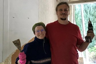 Wie eine Deutsche und ein Litauer in Rechenberg-Bienenmühle Kunst machen - Angelina Seibert und Darius Sidlauskas sind Künstler und arbeiten ebenso daran, ihr Werkstatthaus Ende des Monats mit einem Richtfest und vielen Gästen einzuweihen.