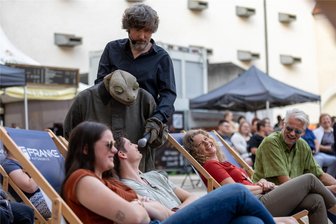 Wie eine Echse in den Hof von Schloss Freudenstein in Freiberg kommt - Michael Hatzius und seine Echse waren am Freitagabend bei den Freiberger Sommernächten zu Gast.