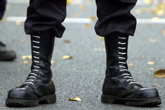 „Wie eine Einstiegsdroge in den Rechtsextremismus“ - Springerstiefel waren vor allem in den 1980er und 1990er-Jahren prägend für die Neonaziszene in Deutschland. Seit Kurzem greifen jugendliche Neonazis wieder verstärkt auf diesen Look zurück.