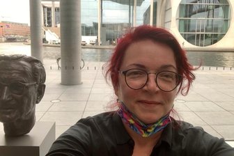 Wie eine Erzgebirgerin im Berliner Bundestag ankommt - Ein Selfie vor dem Parlamentsgebäude in Berlin.