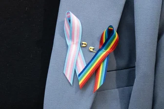 Wie eine Familie aus der Region Freiberg ihr non-binäres Familienmitglied unterstützt: „Ist einfach unser Kind“ - Blau, Rosa und Weiß stehen für Transgender, die Regenbogenflagge für LGBT+.