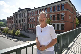 „Wie eine Familie“: Neue Schulleiterin des Gymnasiums Markneukirchen freut sich über geglückte Rückkehr ins obere Vogtland - Simone Lochmann ist neue Schulleiterin des Gymnasiums Markneukirchen.