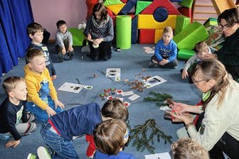 Wie eine Försterin in Plauen schon bei den Jüngsten das Interesse für den Wald weckt - Am Donnerstag breitete Ines Bimberg vom Sachsenforst in der Kauschwitzer Kita verschiedene Laub- und Nadelzweige auf dem Boden aus. Spielerisch sollten die Kinder so Bäume des Waldes kennen lernen.