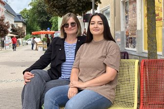 Wie eine Frau in Falkenstein für Vielfalt kämpft: „Ich habe Angst, wenn wir nichts tun“ - Anastasia Schikunov setzt sich für ein buntes Falkenstein ein. Unterstützung erhält sie von Theresia Schumann (l.) vom Bündnis für Demokratie, Toleranz und Zivilcourage.