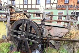 Wie eine ganze Region leidet - An der Bergstraße 10 in Holzhau bewegt sich im Moment nur noch das Wasserrad. 