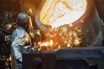 Wie eine Gießerei im Erzgebirge der Energiekrise trotzt - Gießtag in der Lößnitzer Gießerei. Das Unternehmen mit 85 Mitarbeitern fertigt unter anderem tonnenschwere Gussteile für Autobauer.