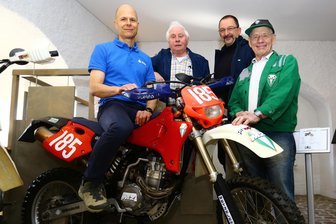 Wie eine Hard-Enduro-MZ vor 25 Jahren das Licht der Welt erblickte - Jörg Hübler, Frank Schubert, Michael Schmidt und Klaus Wieland (von links) sind stolz auf ihr Meisterwerk, das im Schloss Wildeck zu sehen ist.