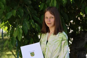 Wie eine junge Erzgebirgerin mit einem Traumabitur in eine Männerdomäne einsteigt - Lina Richter hält nach drei Jahren am Wirtschaftsgymnasium ihr Zeugnis in den Händen.