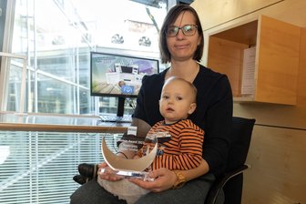 Wie eine junge Frau aus Mülsen Studienerfolge und ihre große Familie unter einen Hut bringt - Lydia Günther mit dem jüngsten Kind Knut (1) und ihrem Preis in der Zwickauer Hochschulbibliothek.
