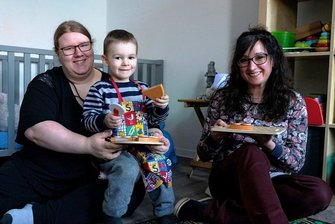 Wie eine junge Mutter aus Mylau in ein selbstbestimmtes Leben findet - Ein Bild aus einem mittlerweile entspannten Alltag. Vanessa Schmidt mit ihrem dreijährigen Sohn Jonas und Familienhelferin Grit Wagner von der Reichenbacher Familienhilfe "Wegbegleitung".