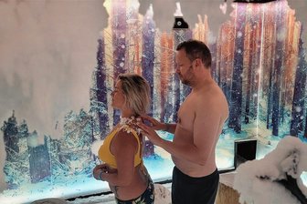 Wie eine Kältekammer im Radontherapiezentrum Bad Brambach für mehr Wohlbefinden sorgt - Reporter Christian Schubert hat zusammen mit Dajana Schmeißer die Hydro-Thermo-Therapie getestet. In einem Schneeraum wird der Körper bei einer Raumtemperatur von minus 10 Grad abgekühlt. 