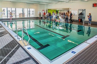 Wie eine Kanne Kaffee Flöhaer Schülern bis heute hilft - Mehr als 20 Gäste kamen am Sonntagnachmittag zur öffentlichen Besichtigung des Lehrschwimm- und Therapiebeckens im Rahmen des Architekturtages.