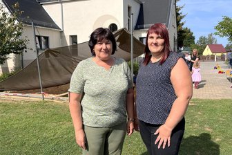 Wie eine Kita für einen ganzen Ort im Vogtland Wunder wirkt - Angela Heinrich (links) geht in den Ruhestand. Rund 25 Jahre war sie in der Kita „Nesthäkchen“ in Reuth tätig, davon sieben Jahre als Leiterin. Ihre Nachfolgerin Claudia Paul (rechts) ist seit 2020 an Bord und freut sich auf die neue Aufgabe.