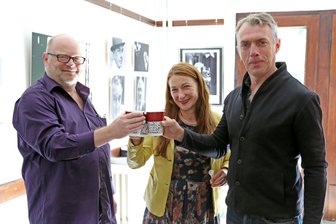 Wie eine kleine Galerie es geschafft hat, Neo Rauch und Rosa Loy nach Zwickau zu holen - Stößchen mit Kaffee aus dem Pappbecher: Klaus Fischer (l.) begrüßte bereits 2015 Rosa Loy und Neo Rauch mit ihren Werken in den Räumen des Vereins „Freunde aktueller Kunst“.