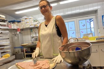 Wie eine Konditorin aus dem Vogtland Schulanfänger glücklich macht - Michaela Trommer bestreicht in ihrer Konditorei in Hammerbrücke eine Zuckertütentorte mit Erdbeer-Joghurt-Creme.