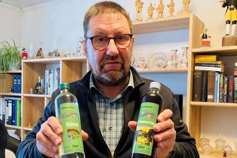 Wie eine Likörtradition im Erzgebirge weiterlebt: Bockauer vertreibt zwei Verkaufsschlager nach alter Rezeptur - Bodo Eisenreich vertreibt als Handelsvertreter zwei traditionelle Bockauer Liköre: Kümmel und Erzgebirgskräuter nach Originalrezeptur bringt er in den Handel.