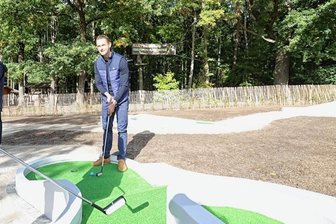 Wie eine Minigolf-Anlage von einem Aida-Schiff zum Stausee Rabenstein in Chemnitz kam - Kai Künzel (links) vom Lions Club Chemnitz und EFC-Geschäftsführer Sascha Brandt testen die neue Anlage am Stausee Rabenstein.