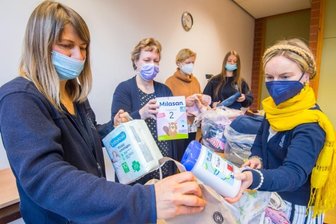 Wie eine Niederwürschnitzerin dem Krieg in der Ukraine entkam - Die Internationale Oberschule Niederwürschnitz sammelt Spenden für die Ukraine - im Bild sind Lehrerin Steffi Neubert, die stellvertretende Schulleiterin Grit Vogel, Lehrerin Mariia Dobovyk, Schülerin Beata Salata und Schulleiterin Jenny Geuthel beim Sortieren der Spenden. 