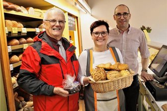 Wie eine Ortschaftsrätin den Bäcker ins Dorf bringt - Endlich wieder eine Bäckerfiliale in Erdmannsdorf: Darüber freuen sich Ortsvorsteher Rolf Ullmann, Verkäuferin und Ortschaftsratsmitglied Ines Erler sowie Bäckermeister Michael Einert aus Chemnitz (v. l.).