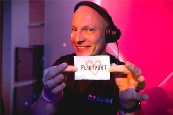 Wie eine Party in Auerbach den Vogtländern beim Flirten auf die Sprünge hilft - Für ordentlich Stimmung auf der Flirtparty sorgte Sebastian Weidlich alias DJ Select. Die Flirtpost half, Kontakte zu knüpfen.