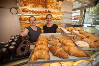 Wie eine Plauener Bäckerei nach der Insolvenz den Neustart schaffen will - Manuela (links) und Susann Pasold haben die Bäckerei an der Schumannstraße nach der Insolvenz wiedereröffnet.