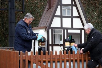 Wie eine Pyramide ein ganzes Dorf in Westsachsen zusammenbringt - Am Samstag schieben die Beiersdorfer ihre Pyramide an. Uwe Neubauer (l.) und Johannes Badstübner bei letzten Vorbereitungen.