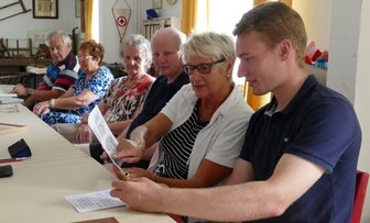 Wie eine Rumpelkammer zur Heimatstube wurde - In der Witzschdorfer Heimatstube arbeitet Robin Richter (vorn) vor allem mit älteren Bürgern die Historie seines Heimatortes auf. 