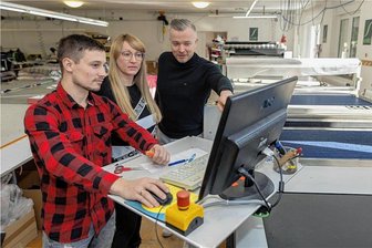 Wie eine Russin und ein Ukrainer im Vogtland Kollegen wurden - Geschäftsführer Axel Seidel (rechts) mit seinen Mitarbeitern Daria Hofmann, die aus Russland stammt, und Oleksandr Milashov, der im vergangenen Jahr aus der Ukraine geflüchtet ist.