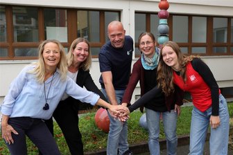 Wie eine Schule im Erzgebirge sich neu erfindet – und Lehrermangel ein lebendiges Netzwerk entstehen lässt - Sie sind ein Team und derzeit dabei, die Schule neu aufzustellen: vom Schulleitungsteam Jacqueline Zwingenberger, Anne-Kathrin Badstübner und Carsten Mai, Elternsprecherin Daniela Jungnickel sowie Nora Becker als Schülervertreterin (v. l.).