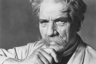 Wie eine Schule im Erzgebirge zu Albert Schweitzers Namen kam und wie Lehrer und Schüler das heute feiern - Albert Schweitzer wurde am 14. Januar 1875 im elsässischen Kaysersberg geboren. In Aue trägt eine Förderschule seinen Namen.