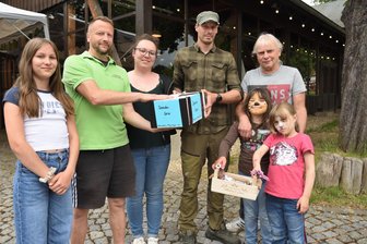 Wie eine Spaß-Auktion bei einer Hochzeit im Vogtland für Glücksgefühle sorgt - Madlen und Silvio Schramm (Mitte) übergaben 2415 Euro an Tino Koch (rechts) und Kinder des Erlbacher Kinderheims (rechts vorn).