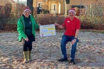 Wie eine Spende Bewohnern des Burgstädter Kinder- und Jugendheimes helfen soll - Den Scheck übergab Apotheker Jürgen Hoffmann Annett Schreckenbach-Launhardt, Leiterin des Kinder- und Jugendheims Burgstädt.