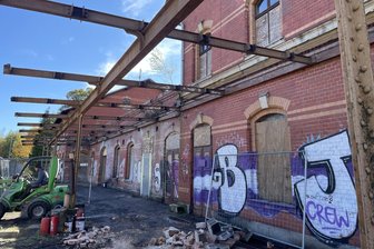 Wie eine Stadt im Erzgebirge ihren alten Bahnhof rettet: Millionen-Investition läuft mit Volldampf - Die Bahnsteigüberdachung an der Rückseite des Bahnhofsgebäudes in Niederschlema wurde zurückgebaut. Sie soll so hergerichtet werden, dass die Fläche als Teil der Blumenhalle zur Landesgartenschau genutzt werden kann.