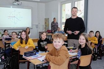 Wie eine Stadt im Vogtland dem Lehrermangel begegnet - Vermittelte am Donnerstag Grundlagen der Geometrie: Kobra-Mitarbeiter Magnus Tauch - der einst selbst in Lengenfeld Schüler war. 