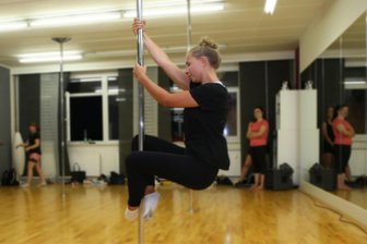 Wie eine Tanzschule im Erzgebirge mit Pole-Dance gegen Krebs helfen will - Das Tanzprojekt „Keen on Rhythm“ lädt zum Pole-Dance ein.