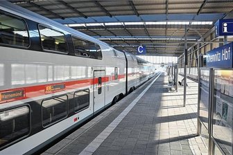 Wie eine Umleitung für kürzere Bahnfahrzeiten von Chemnitz nach Berlin sorgt - Ein Intercity im Chemnitzer Hauptbahnhof. Derzeit fahren die Züge über Riesa statt Dresden.