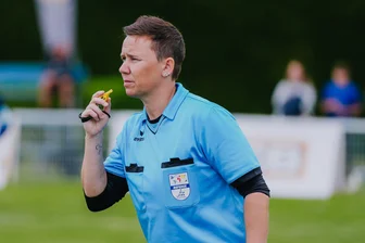 Wie eine Vogtländerin drei Faustball-Weltmeisterschaften auf einmal meisterte - Faustball-Schiedsrichterin Jessica Sitz aus Waldkirchen darf seit 2017 internationale Spiele leiten.