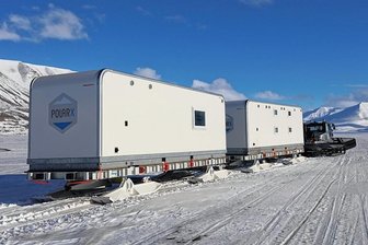 Wie eine vogtländische Firma in einem Disney-Film eine tragende Rolle bekam - In diesen Wohn- und Arbeitscontainern war die Filmcrew von PolarX über mehrere Monate hinweg auf Schnee und Eis unterwegs. Die beiden Einheiten sind auf Transportschlitten montiert, die in der Firma Lehmann-UMT im vogtländischen Jocketa gebaut wurden.