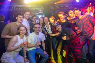 „Wie eine Zeitreise“: Eine letzte Mensa-Nacht in Freiberg - Junges Publikum bei der Closing Party im Klubhaus Alte Mensa in Freiberg.