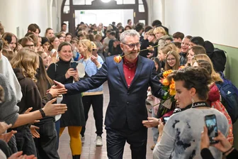 Wie einen Popstar: So emotional verabschiedet ein Chemnitzer Gymnasium seinen Schulleiter - Bad in der Menge: Andreas Gersdorf läuft am Tag seiner Verabschiedung in den Ruhestand durch ein Spalier aus aktuellen und ehemaligen Schülern und Kollegen.