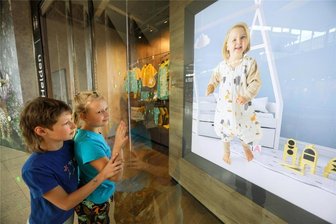 Wie Einkaufszentren in der Plauener Innenstadt mit leeren Geschäften umgehen - Die Plauener Stadt-Galerie gibt Unternehmen der Stadt ein Schaufenster: Den Anfang macht Schlummersack, ein Hersteller von Baby-Schlafsäcken aus Plauen.