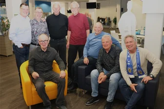 Wie einst die Fußballer des FC Karl-Marx-Stadt in der Schweiz ihr Taschengeld aufbesserten - In Luzern waren unter anderen die Spieler Michael Kompalla (r.), Frank Uhlig (2.v.r.) Uwe Heß (stehend rechts) und Joachim Müller (sitzend links) dabei.