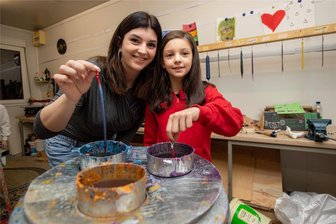 Wie einst die Mutter, so heute die Tochter: Warum für diese Plauener Familie zum Weihnachtsfest das Kerzenziehen nicht fehlen darf - Auch beim Kerzenziehen ein tolles Team: Mutti Katja Stefan und Milena.