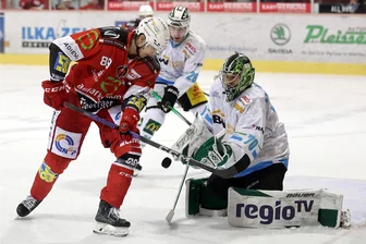 Wie Eispiraten-Stürmer Kanninen zum Derby-Held wurde - Henri Kanninen (Szene aus einem Heimspiel) besorgte im Derby bei den Lausitzer Füchsen das Crimmitschauer Siegtor.