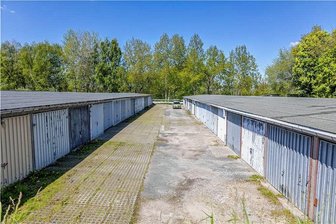 Wie Ellefeld mit seinen Pachtgaragen umgehen will - Während die Auerbacher Stadtverwaltung die Pachtverträge der Garagenbesitzer wie die für die Anlage am Friedensring (im Bild) gekündigt hat, bietet die Gemeinde Ellefeld eine Übergangslösung an.